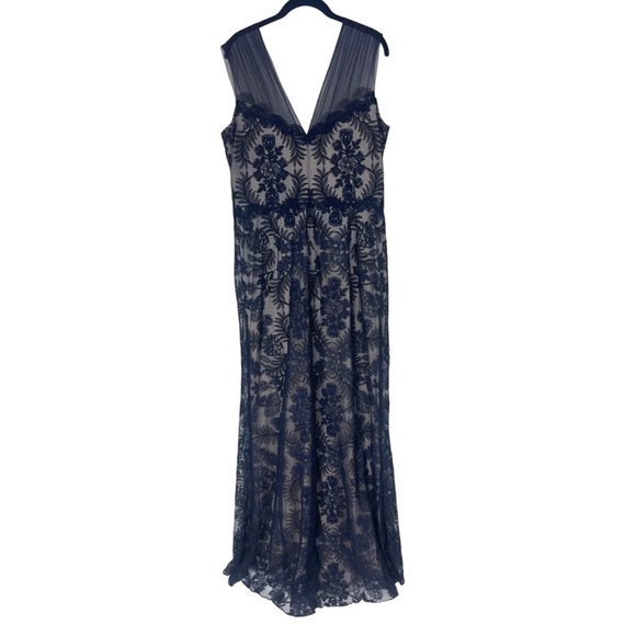 Tadashi Shoji Gown —NO FLAWS—never worn- fits more like a 14 - but has stretch - Picture 4 of 13